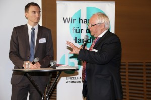 Heinz-Bert Zander, Vorstandssprecher der REWE Dortmund Großhandels eG, im Podiumsgespräch mit Fabian Weiß, Bezirksregierung Düsseldorf (v.r.n.l.)