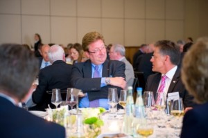 Dirk Elbers, Oberbürgermeister Düsseldorf im Gespräch mit Landrat Hans-Jürgen Petrauschke | Jahresempfang der Handelsverbände 2014 | © HV NRW