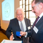 Friedrich G. Conzen bekommt die höchste Auszeichnung der deutschen Einzelhandelsorganisation von HDE-Präsident Josef Sanktjohanser überreicht | Jahresempfang der Handelsverbände 2014 | © HV NRW