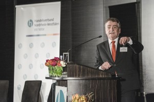 NRW-Minister Michael Groschek appelliert an den Einzelhandel, die digitale Wende gemeinsam mit Partnern aus Wirtschaft, Verband und Politik zu gestalten