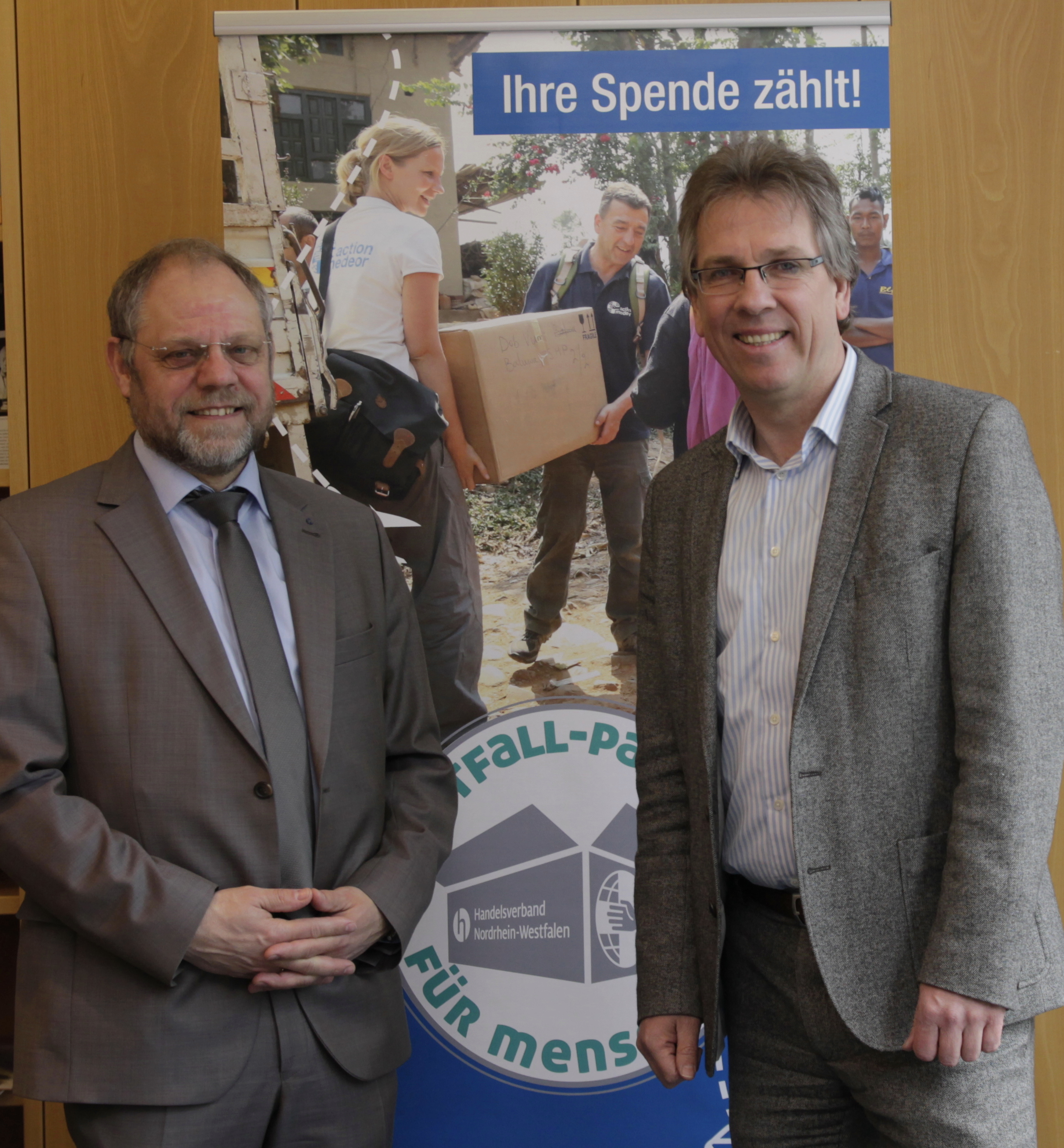 Bernd Pastors, Vorstandssprecher action medeor, und Michael Radau, Präsident des Handelsverbandes NRW, gaben den Startschuss für die gemeinsame Kampagne
